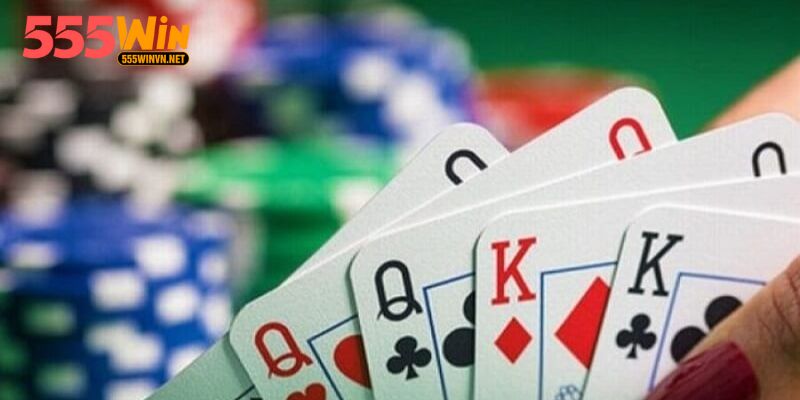 Tá Lả 555win - Chinh Phục Phỏm Online, Đẳng Cấp Game Bài Nắm rõ luật chia bài và lượt đi đầu trong tá lả.
