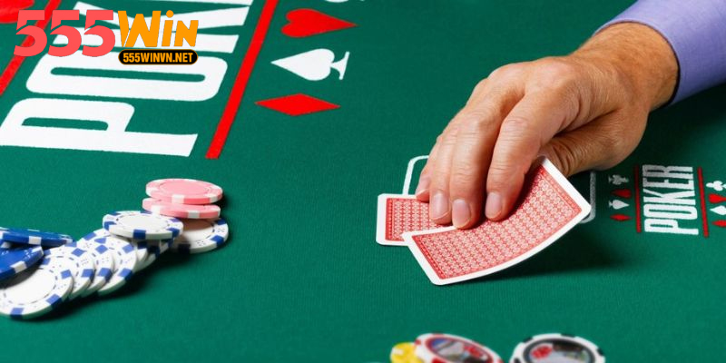 Hướng Dẫn Cách Chơi Poker Hiệu Quả Trong Cá Cược Online Ảnh lá bài và chip mô tả cách chơi poker trực quan